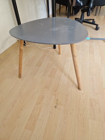 Bijzettafel met grijs blad en houten poten