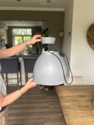 Grijze industriële hanglamp, gratis