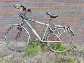 Oude fiets voor bijvoorbeeld gebruik op station na opknappen