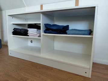 Kleding kastje wit