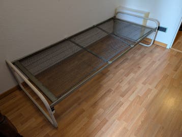 Stalen bed (met eventueel matras)