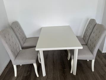 Tafel met stoelen