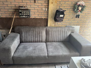 GRATIS Comfortabele grijze tweezitsbank