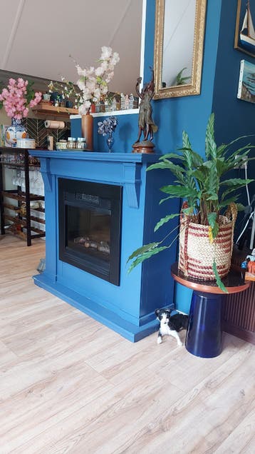 Elektrische haard met blauwe schouw. Gratis