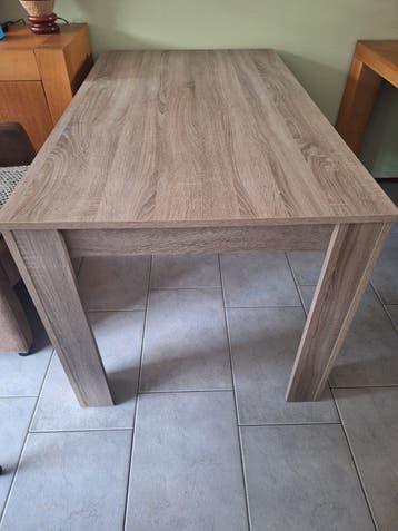 Goede eettafel en dressoir gratis