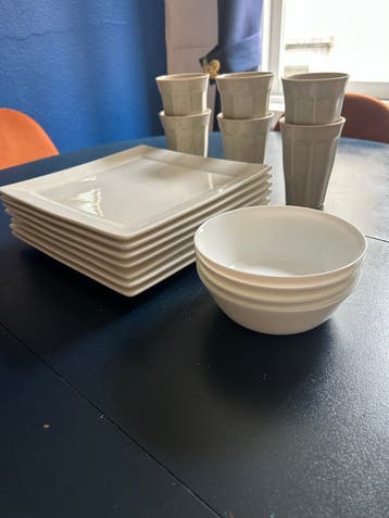 Gratis servies: 7 borden, 6 bekers, 4 kommen