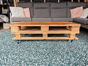 Gratis houten pallet salontafel op wieltjes