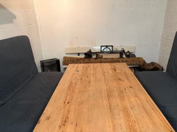 Gratis: 2 banken met hoes en tafel - direct af te halen