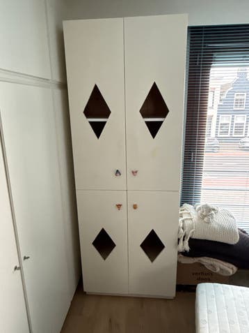 Gratis Witte kledingkast