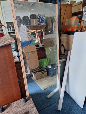 Grote spiegel met houten frame