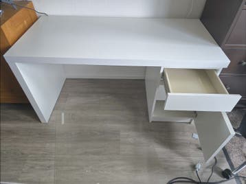 Gratis wit IKEA Malm bureau
