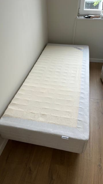 Twee boxspring gratis op te halen.