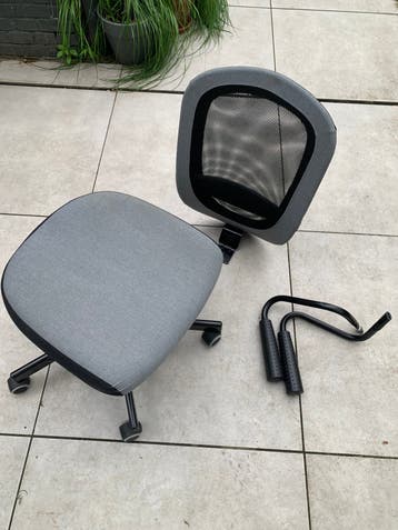 Grijze IKEA bureaustoel met wieltjes en mesh rugleuning