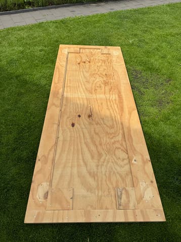 Zelfgemaakt houten bureau met ijzeren poten
