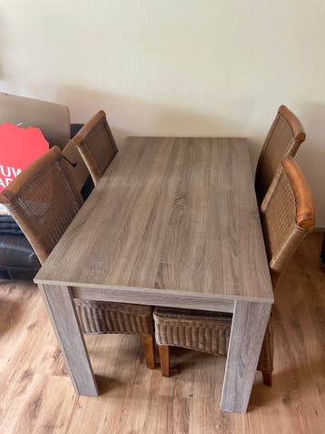 Gratis Eettafel met 4 rieten stoelen