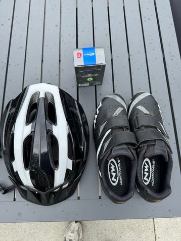 Fietshelm, fietsschoenen en binnenband