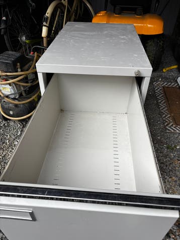 GRATIS AFHALEN: IJzeren kastje met 2 lades