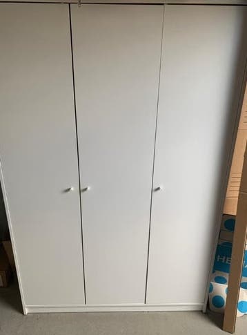 Gratis witte kledingkast
