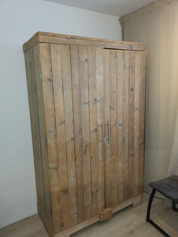 Robuuste houten kast en bureau - Handgemaakt