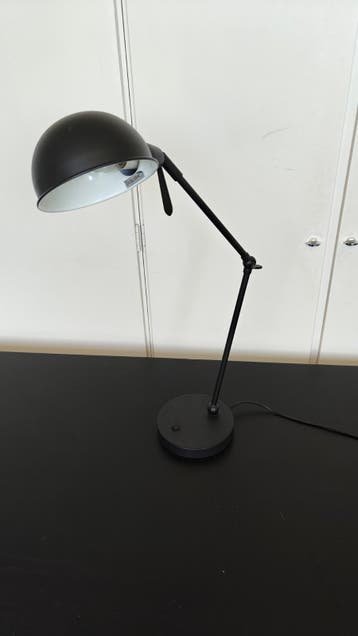Gratis: Zwarte bureaulamp met verstelbare arm