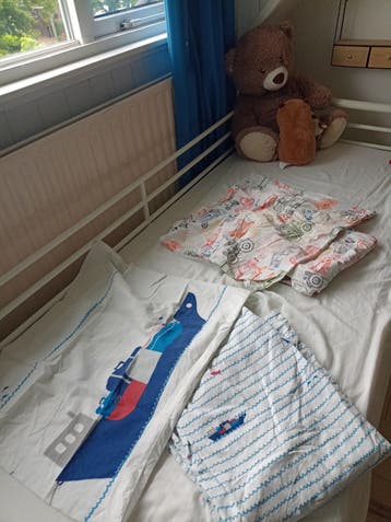 Bed met toebehoren