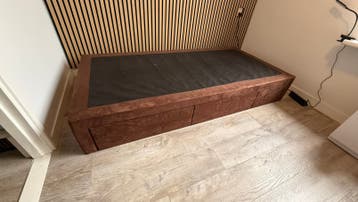 Eenpersoons bed met laden