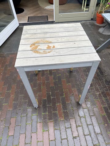 Houten tafel met wieltjes - ideaal voor buiten