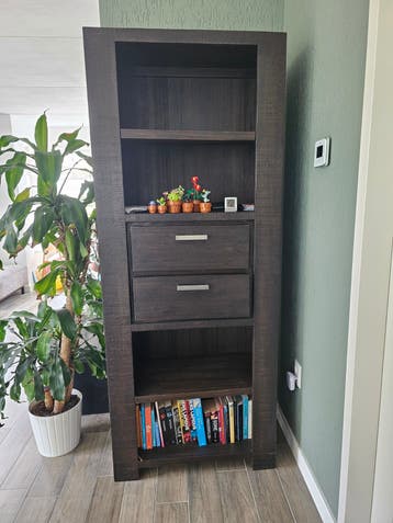 Gratis: donkerbruine boekenkast met 2 lades
