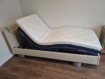 Verstelbaar zorg bed met matras topper - gratis af te halen