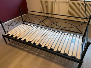 Uitschuifbaar bed zonder matras, prima staat