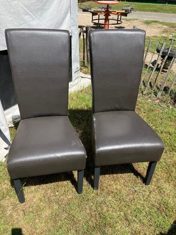 4 gratis stoelen, zitten goed, bekleding bladdert wat