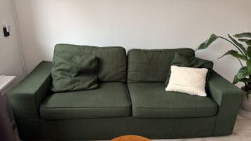 Gratis Comfortabele groene twee(drie)persoonsbank
