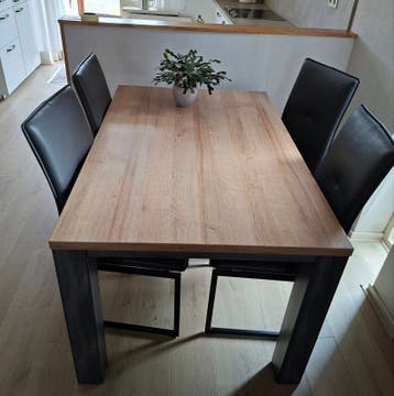Eettafel met houtlook en metalen poten