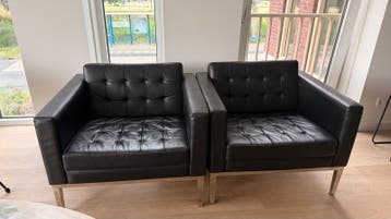 GRATIS 2 zwarte leren fauteuils met metalen onderstel