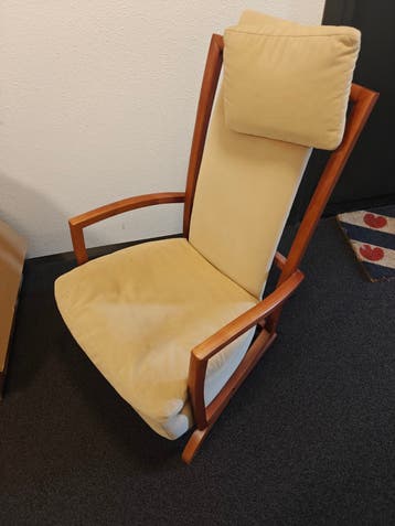 Comfortabele houten schommelstoel met kussens