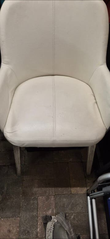4 Witte Stoelen met Gebruikerssporen