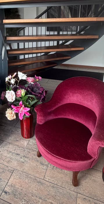 Rood fluwele fauteuil en vaas zijde bloemen GRATIS