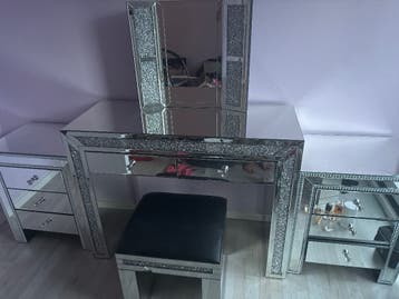 Kaptafel nachtkastjes en stoel