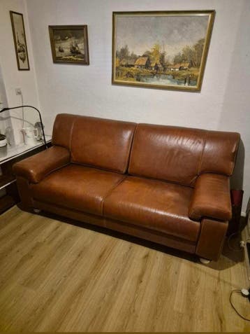GRATIS.  LAATSTE KANS!!! Leren driezitsbank en tafel