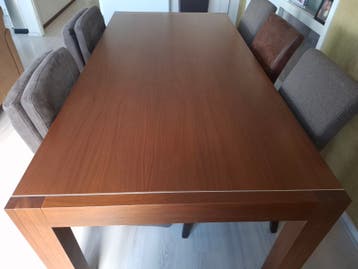 Elegante, houten mooie eettafel (zonder eetstoelen)