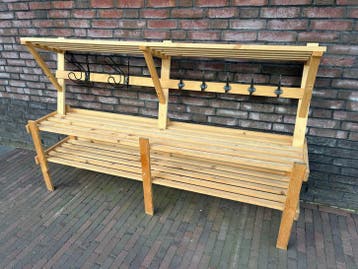Houten kapstok en schoenenrek