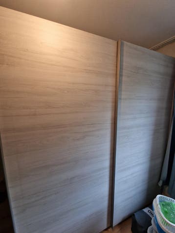 Grote kledingkast met schuifdeuren en planken