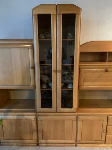 Eikenhouten wandmeubel met vitrinekast en opbergruimte