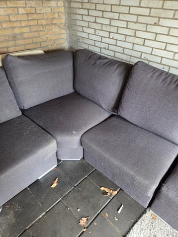 Grote hoekbank, donkergrijs, met lichte gebruikssporen