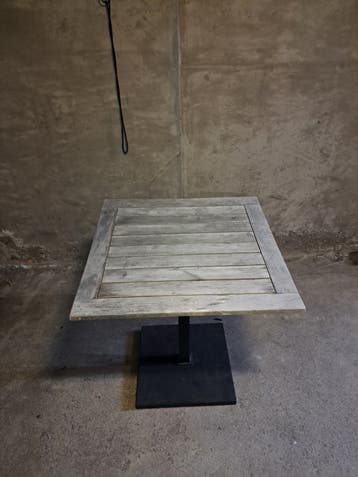 Houten vierkante tafel met metalen onderstel