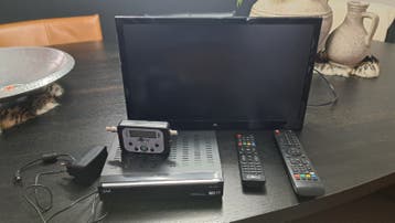 Caravan tv met toebehoren voor een schotel op de caravan