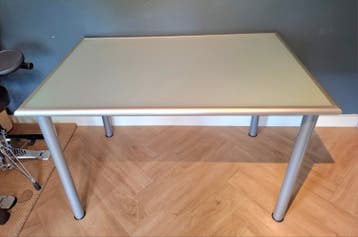 Tafel met blad van melkglas - ook te gebruiken als bureau
