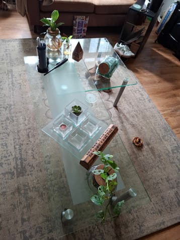 Glazen salontafel met metalen poten