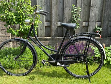 Damesfiets Opknappertje - Achterwiel heeft aandacht nodig