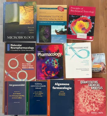 Diverse studieboeken opleiding Farmacie